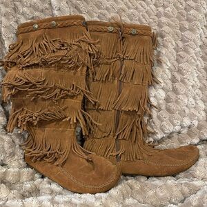 Minnetonka tall brown suede fringe boots US 8